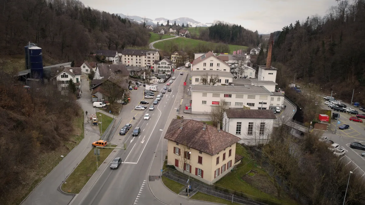 Blick auf das Zentrum von Aathal, das von der Zürichstrasse geteilt wird.